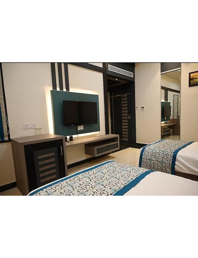 Satya Inn, Homestay *